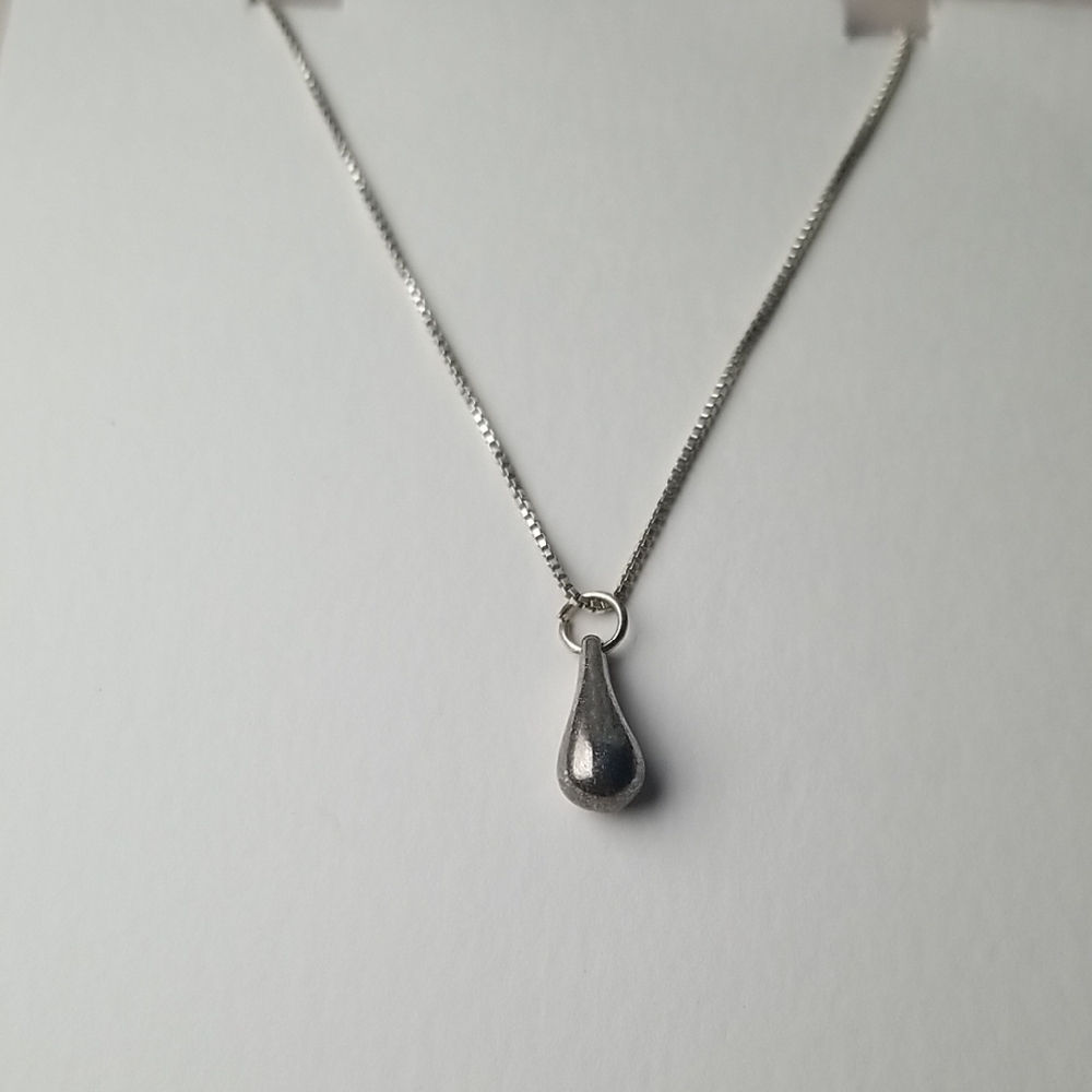 Silver Droplet Pendant With Chain Necklace